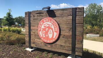 Une enseigne en bois portant le logo de la brasserie New Belgium.