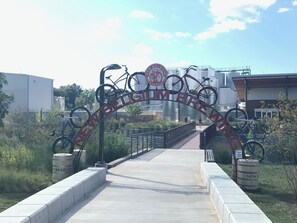 Ein Weg, der zu einem Gebäude führt, an dem ein Schild mit der Aufschrift 'New Belgium Brewing' zu sehen ist.