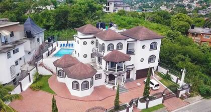 PERFECT FOR LARGE GROUPS-EXCELLENT LOCATION, MINUTES FROM EVERYTHING.