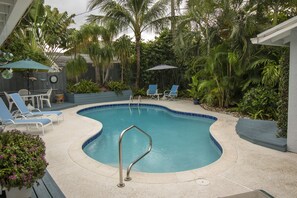 Una piscina al aire libre, una piscina climatizada