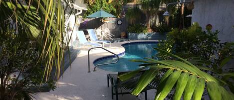 Una piscina al aire libre, una piscina climatizada