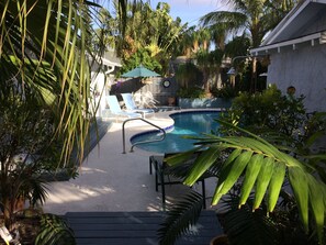 Una piscina al aire libre, una piscina climatizada