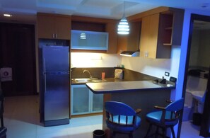 Refrigerador con freezer, microondas, horno, placa de cocina