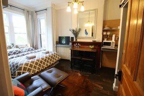 1 bedroom, iron/ironing board, free WiFi, bed sheets - Capitol Hill Studio, near Capitol, Supreme Court, Eastern Market, Free Parking (Washington)