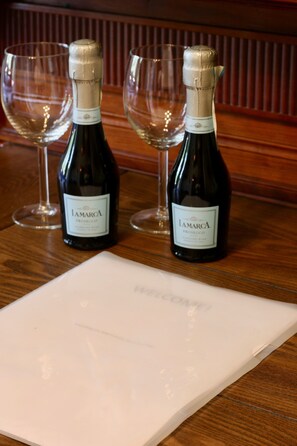 Microwave, stovetop, coffee/tea maker, electric kettle - Capitol Hill Studio, near Capitol, Supreme Court, Eastern Market, Free Parking (Washington)