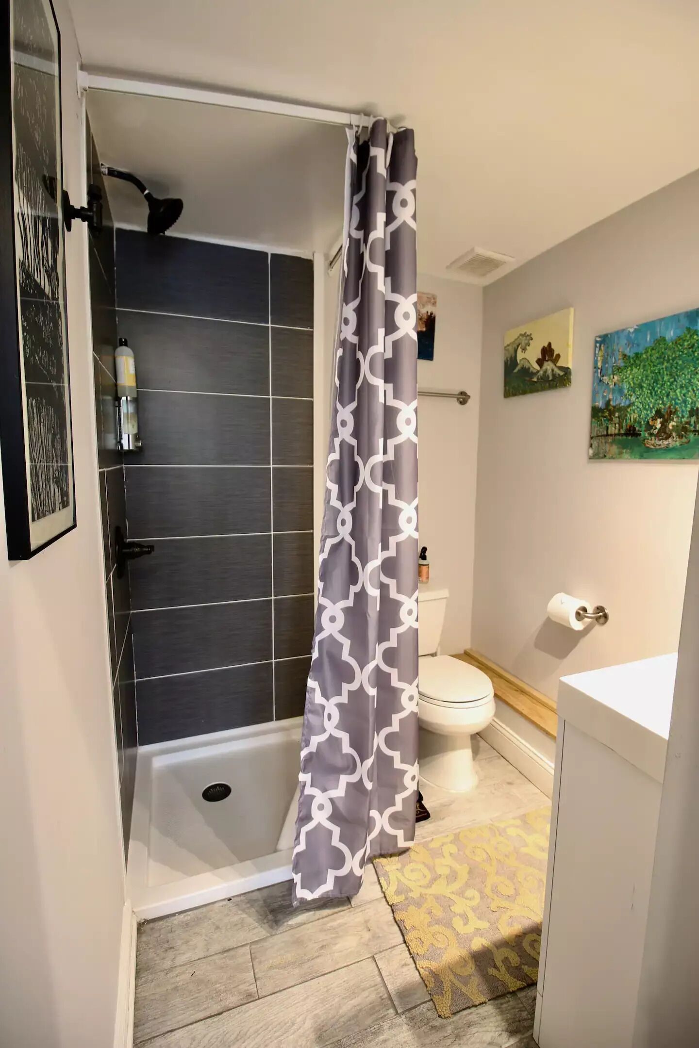 Dusj, hårføner, håndklær og såpe