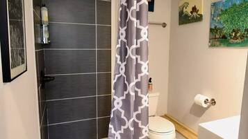 Dusj, hårføner, håndklær og såpe