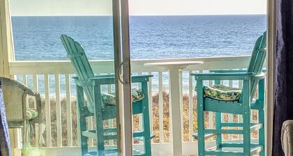 Beautiful Top Floor Oceanfront Condo, Breathtaking views from oceanside balcony