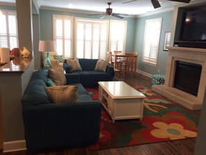 Una Smart TV, un reproductor de DVD, libros, una biblioteca de música