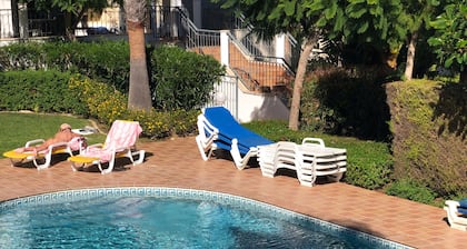 3 bedroom 2 bathroom luxury apartment with pool/jacuzzi 8 mins to beach