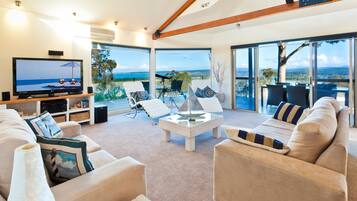 4 Bedroom House | Living room | Flat-screen TV