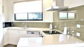 3 Bedroom Townhouse | Private kitchen | Full-sized fridge, microwave, oven, stovetop