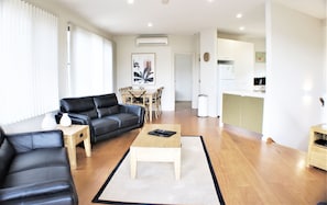 Apartamento, 3 quartos | Área de estar | TV de tela plana, DVD player