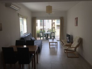 Fernseher, DVD-Player, Tischfußball