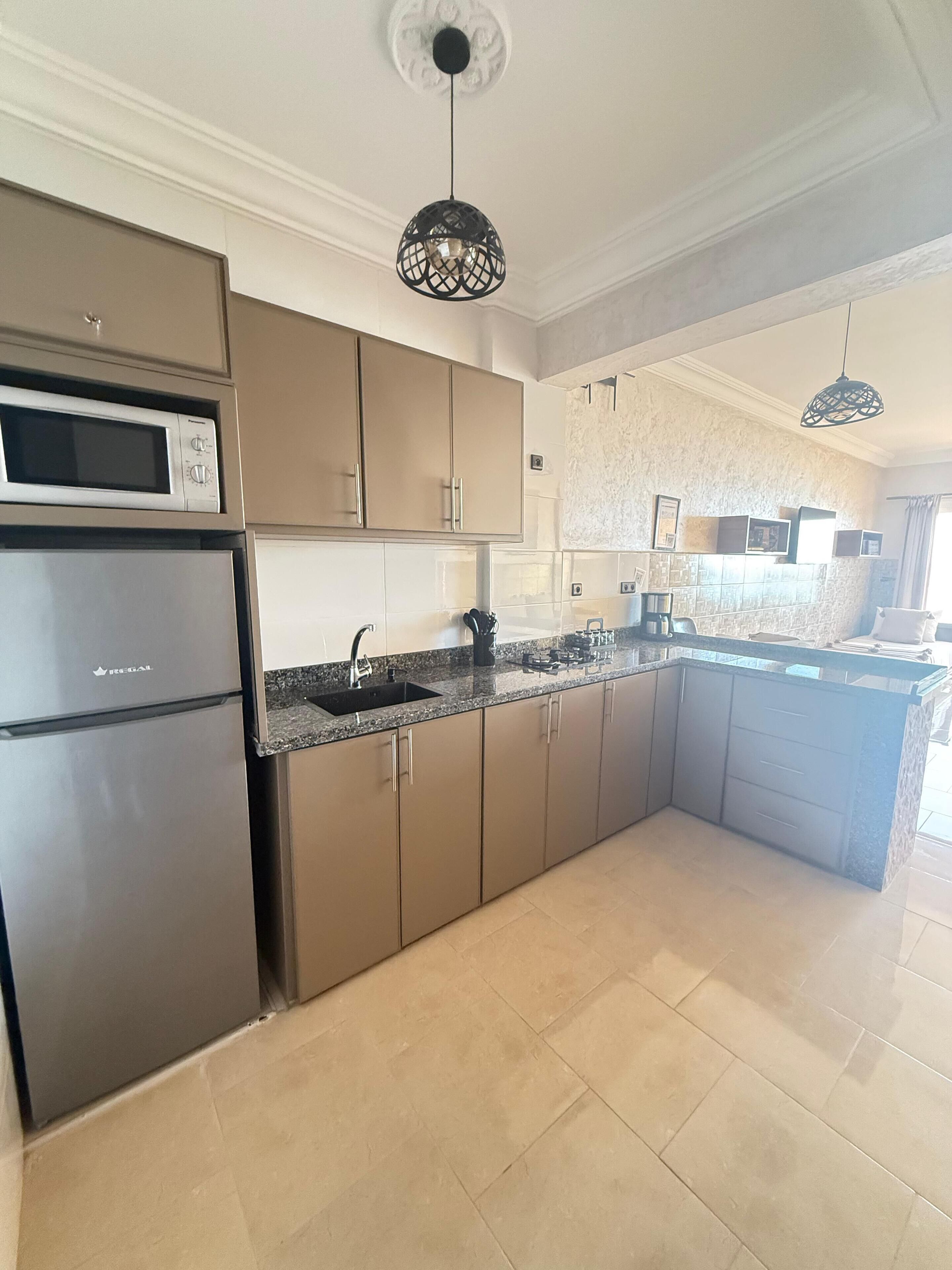 Réfrigérateur, micro-ondes, four, plaque de cuisson