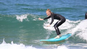 Henkilö surffaamassa aallolla.