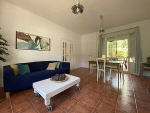 Tv, dvd-afspiller, bøger, stereoanlæg