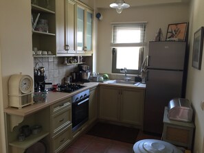 Fridge, oven, stovetop, coffee/tea maker