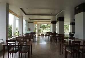 Breakfast, lunch, dinner served; Thai cuisine