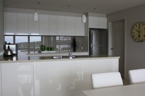 Casa, 5 habitaciones, vista al océano | Cocina privada | Refrigerador con congelador, microondas, horno y parrilla de estufa 