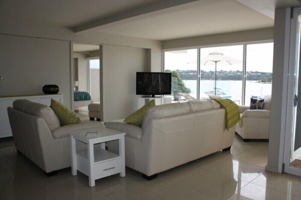 5 Bedroom House | Living room | Flat-screen TV, DVD player