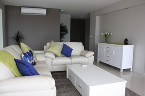 Casa, 5 habitaciones, vista al océano | Sala de estar | Televisión de pantalla plana y reproductor de DVD 