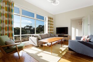 3 Bedroom House | Living room - The 50's Beach House (Merimbula)