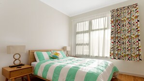 3 Bedroom House | 3 bedrooms, iron/ironing board, free cots/infant beds, bed sheets - The 50's Beach House (Merimbula)