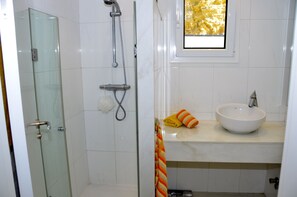 Combined shower/tub, hair dryer, towels