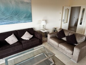 Smart TV, books, video library, stereo - 3 Bedroom Luxury Penthouse With Amazing Views! (Estpona)