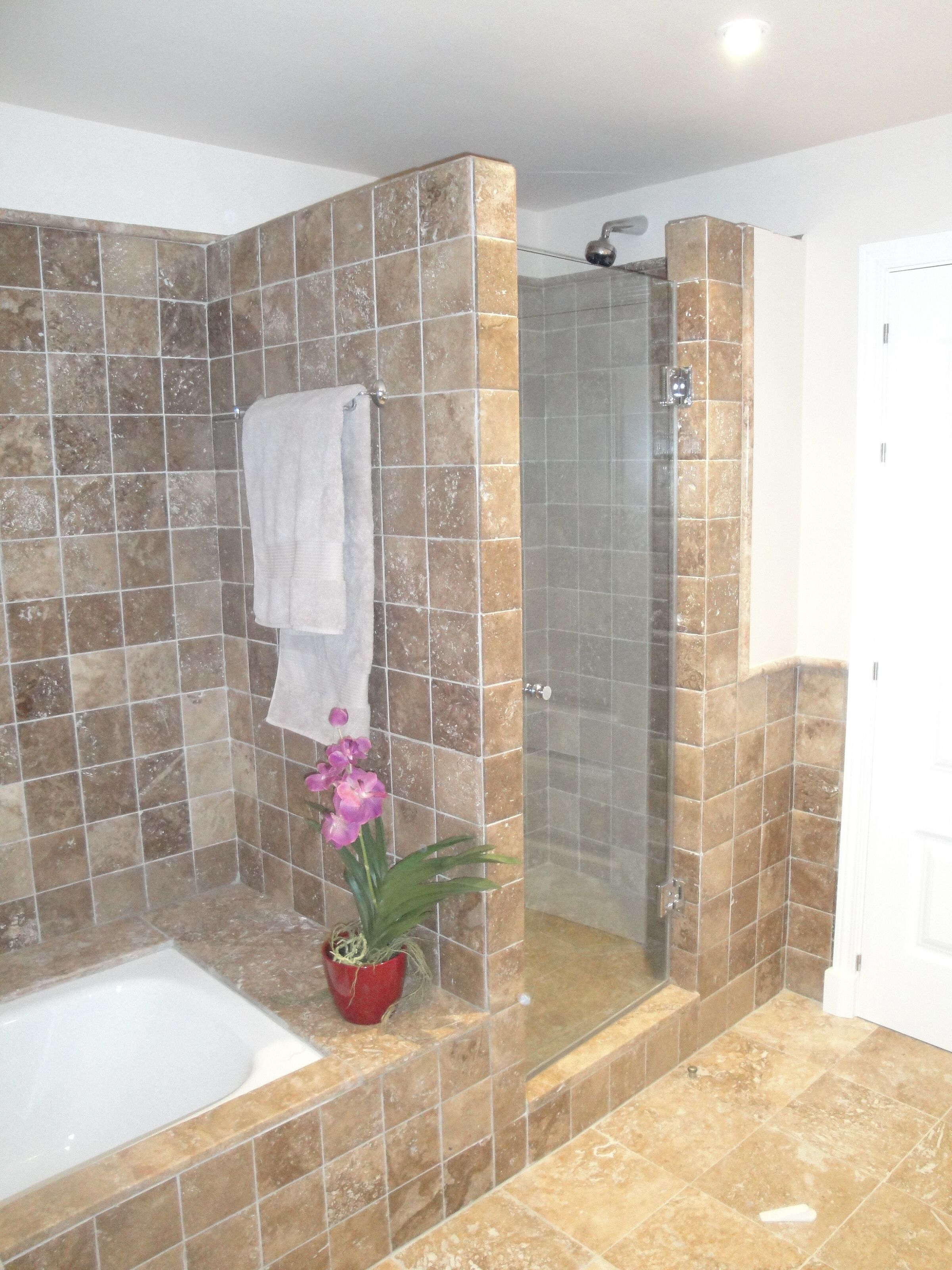 Een bad/douchecombinatie, een haardroger, een bidet, handdoeken