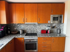 Refrigerador, microondas, horno y parrilla de estufa