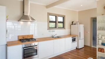 Apartment, 1 Bedroom, Ocean View | Private kitchen | Fridge, microwave, oven, stovetop
