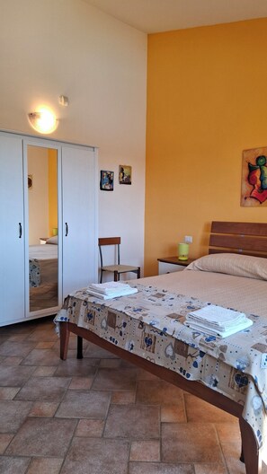 2 chambres, bureau, fer et planche à repasser, accès au Wi-Fi (inclus)