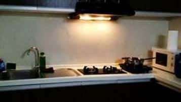 Kondominium, 2 kamar tidur | Dapur kecil pribadi | Lemari es besar, microwave, kompor, dan ketel listrik