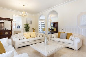 Télévision, lecteur de DVD, livres, chaîne hi-fi