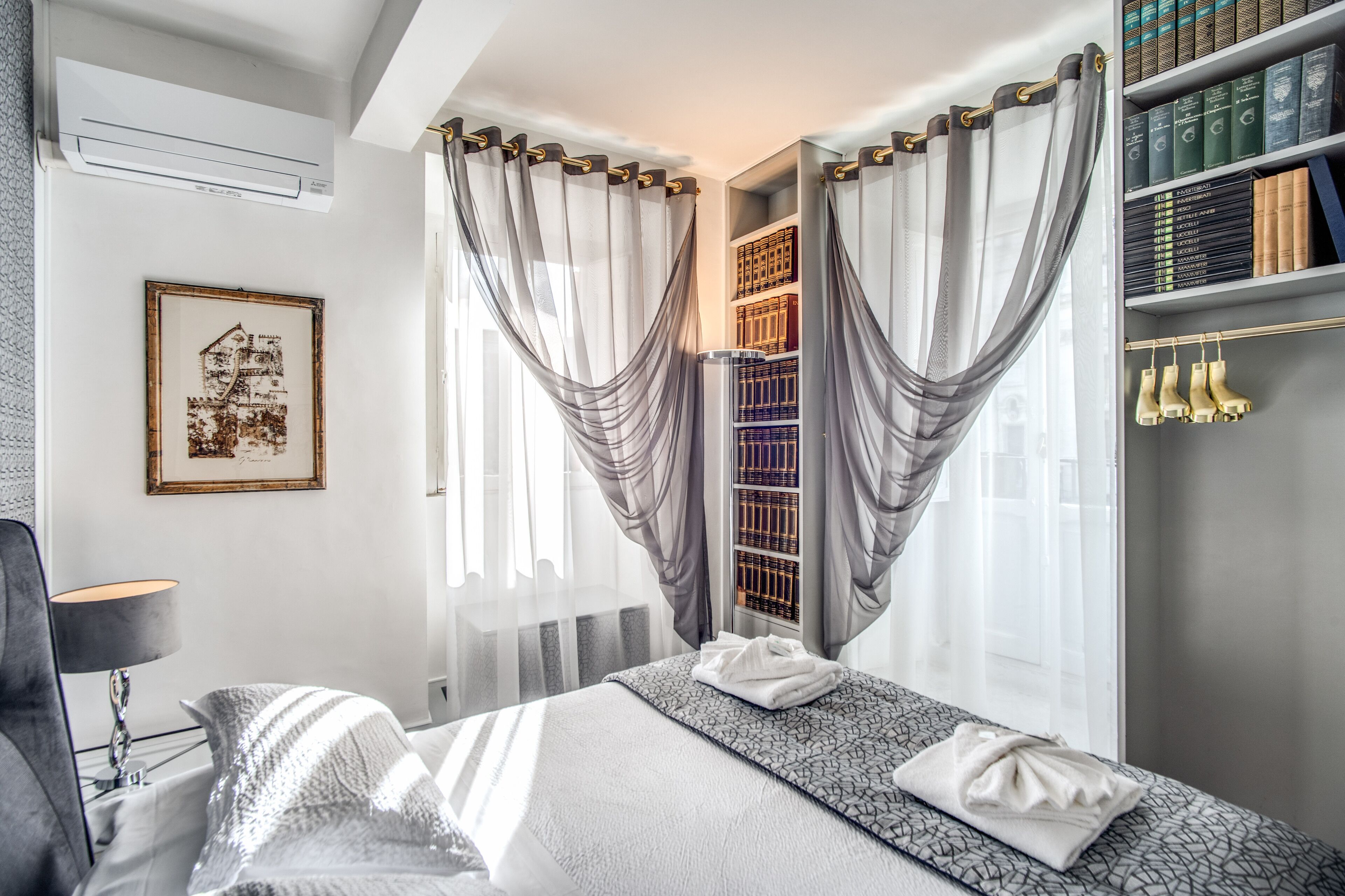 3 habitaciones, escritorio y tabla de planchar con plancha 