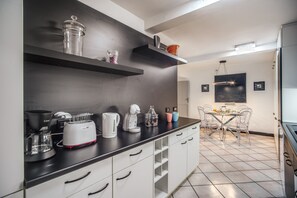Kühlschrank, Mikrowelle, Ofen, Herdplatte