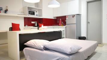 Comfort Studio Suite, 1 Bedroom, Kitchenette, Pool View | Extra beds