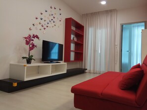 Deluxe Studio Suite, 1 Bedroom, Balcony, Corner | Living area | LED TV, table tennis