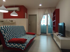 Suite monolocale Deluxe, 1 camera da letto, balcone, ad angolo | Soggiorno | TV LED, tavolo da ping pong