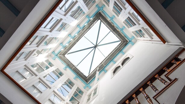 A high ceiling with a skylight and a view of the building's interior structure. - 4 bedrooms, free parking. Santa Cruz quarter (Sevilla)