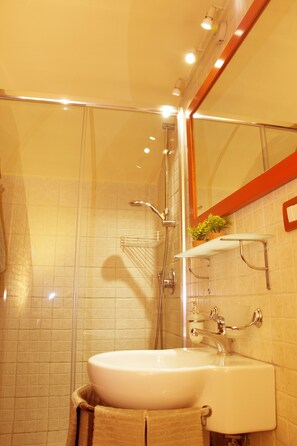 Dusche, Haartrockner, Bidet, Handtücher