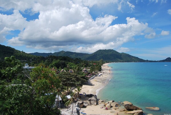Plage à proximité, chaises longues, serviettes de plage