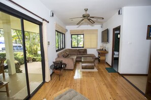 TV, video games, DVD player, books - Wonderful Family Garden Villa, very close to the beach, private and spacious. (Koh Samui)