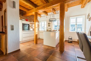 Réfrigérateur, un four, surface de cuisson, lave-vaisselle