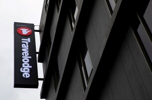 Ένα κτίριο με μια πινακίδα που γράφει «Travelodge».