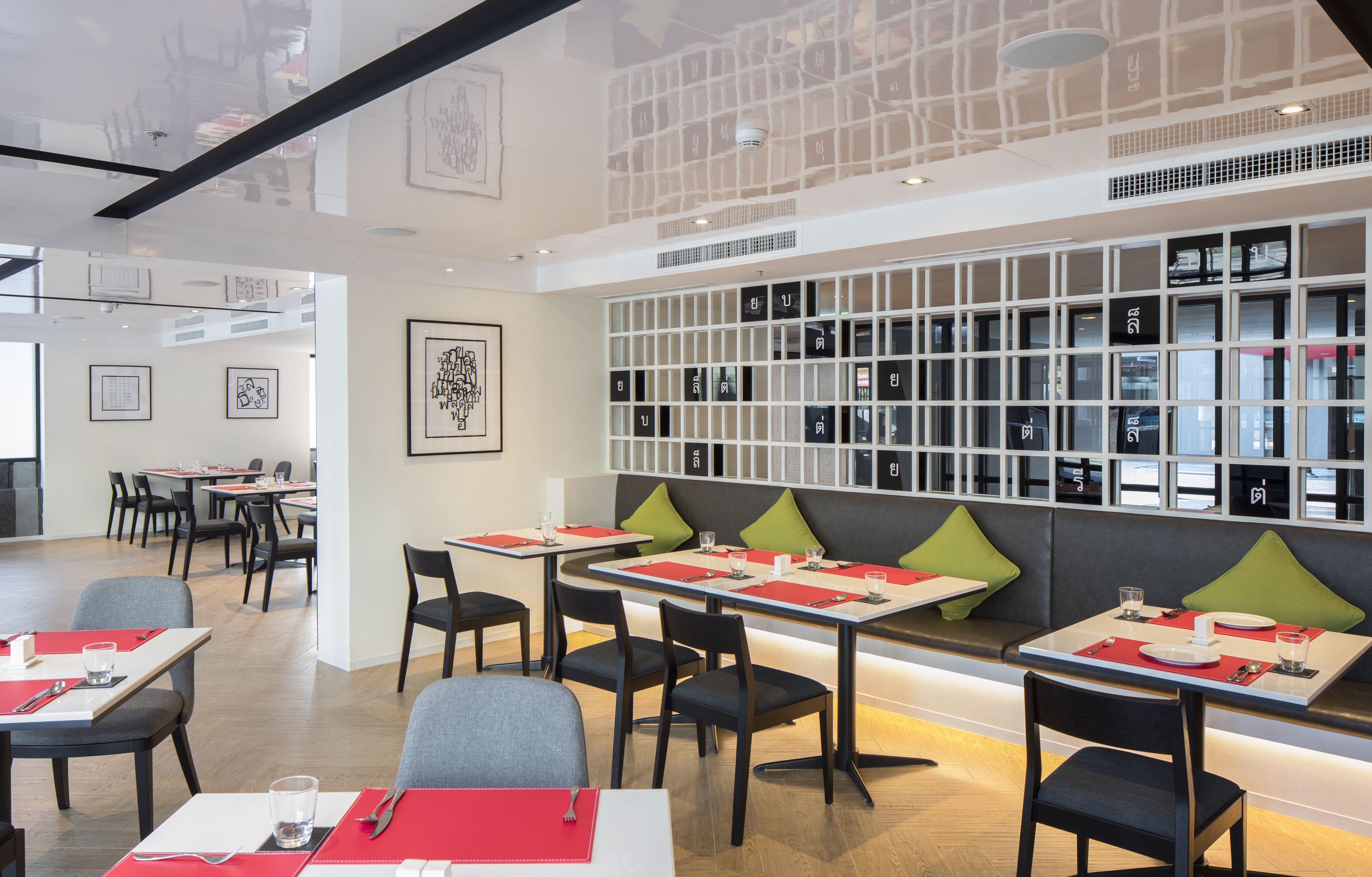 breakfast, lunch, dinner served; international cuisine