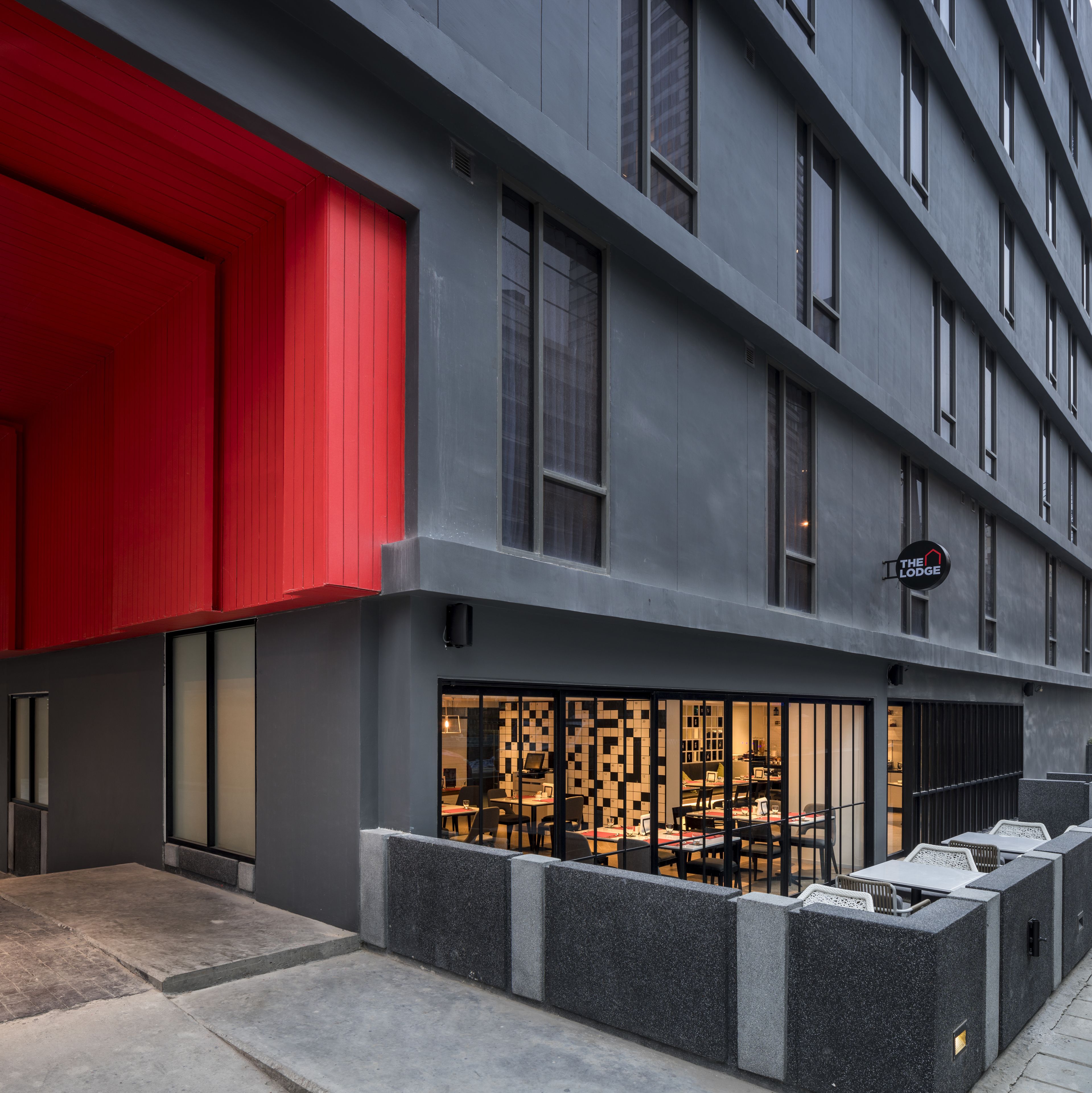 breakfast, lunch, dinner served; international cuisine