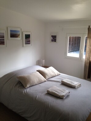 2 عدّة غرف نوم ومكواة/لوح كي وسرير سفر وواي فاي مجانًا